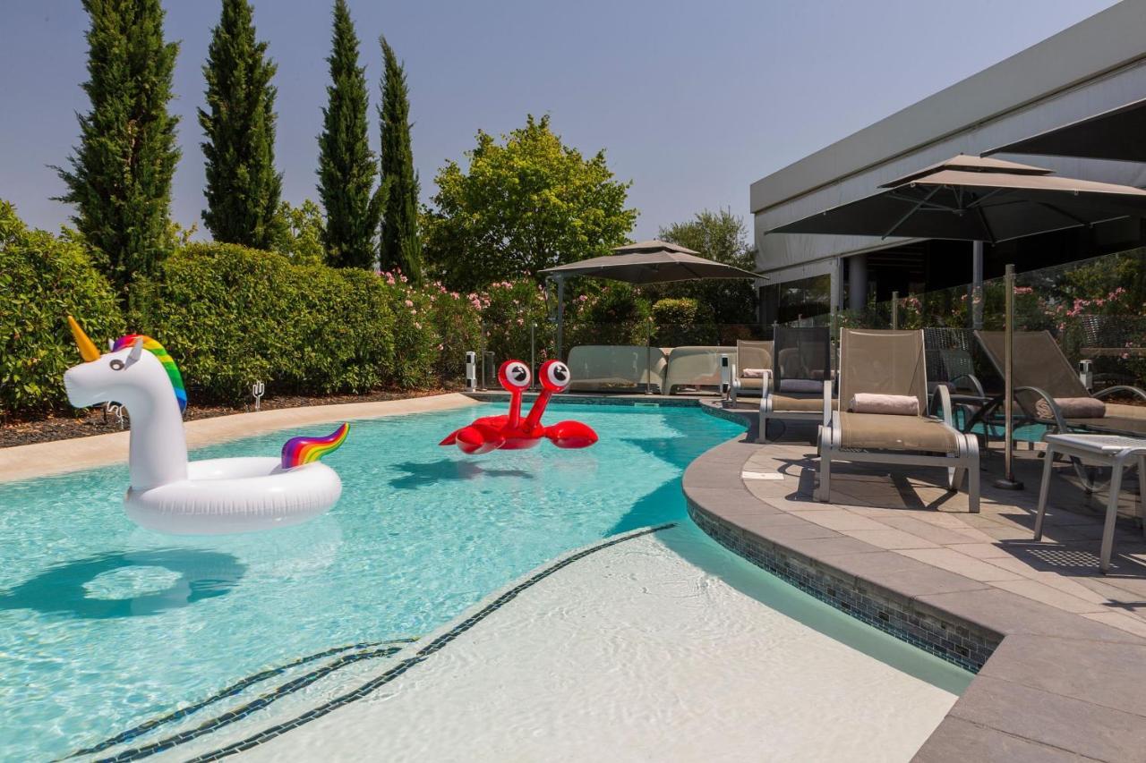 Courtyard By Marriott Airport Hotel