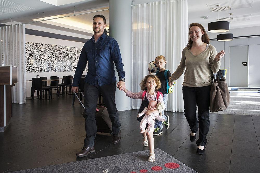 Courtyard By Marriott Airport
