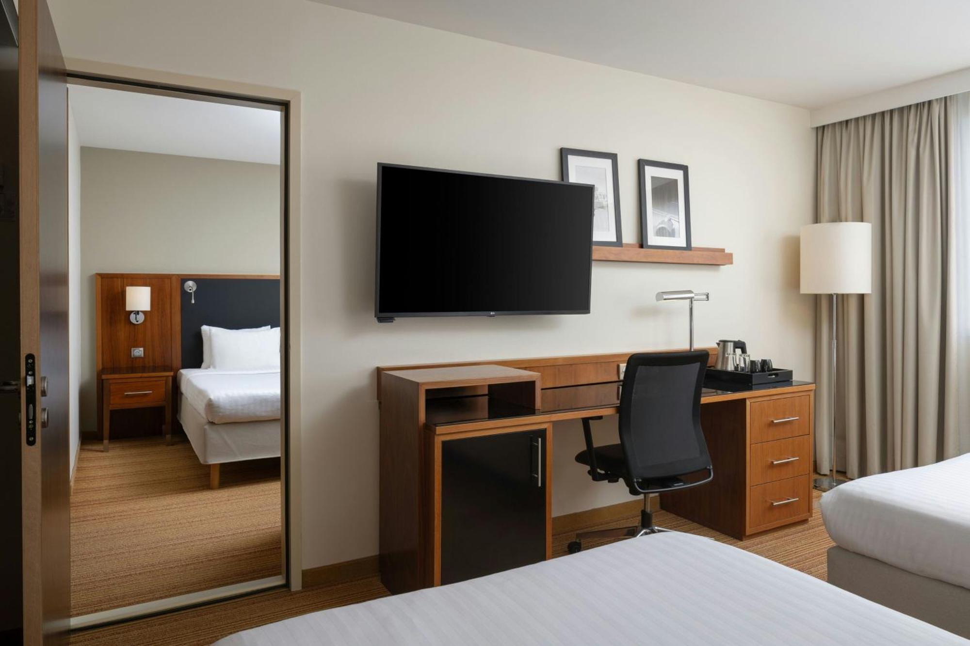Courtyard By Marriott Airport