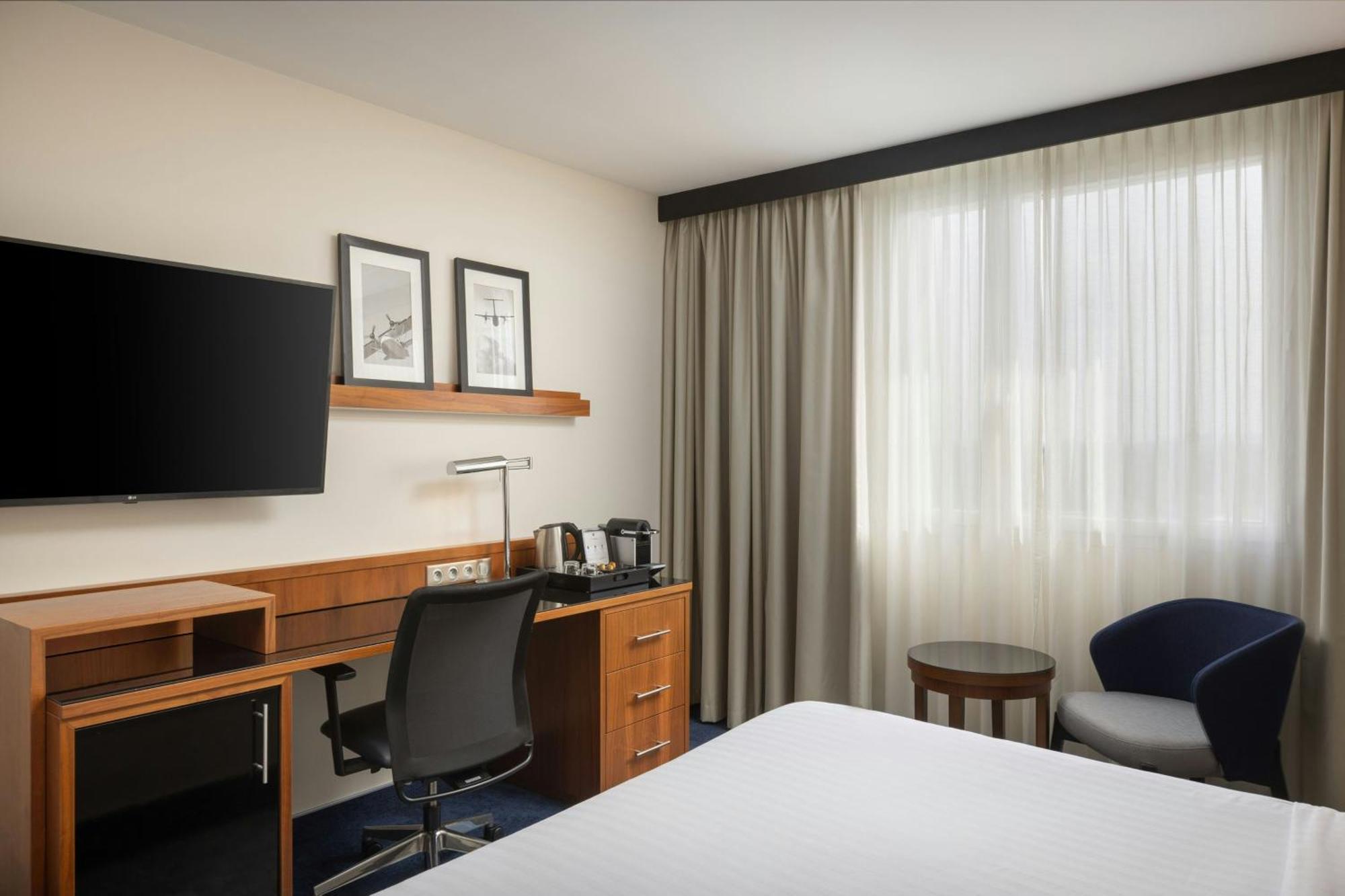 Courtyard By Marriott Airport Hotel 4*