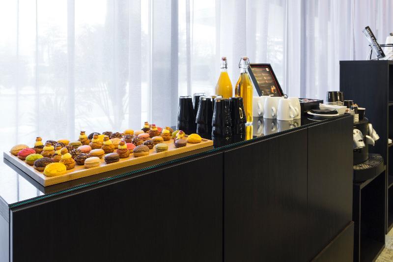 Courtyard By Marriott Airport