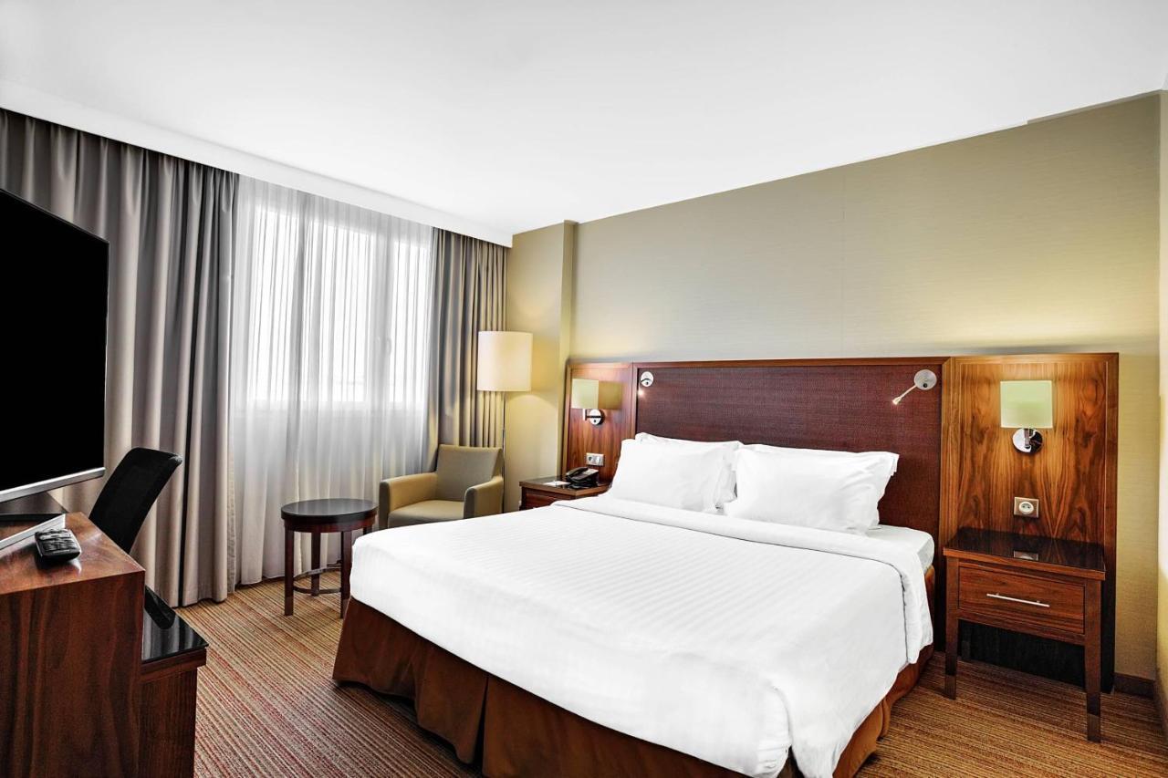 Courtyard By Marriott Airport