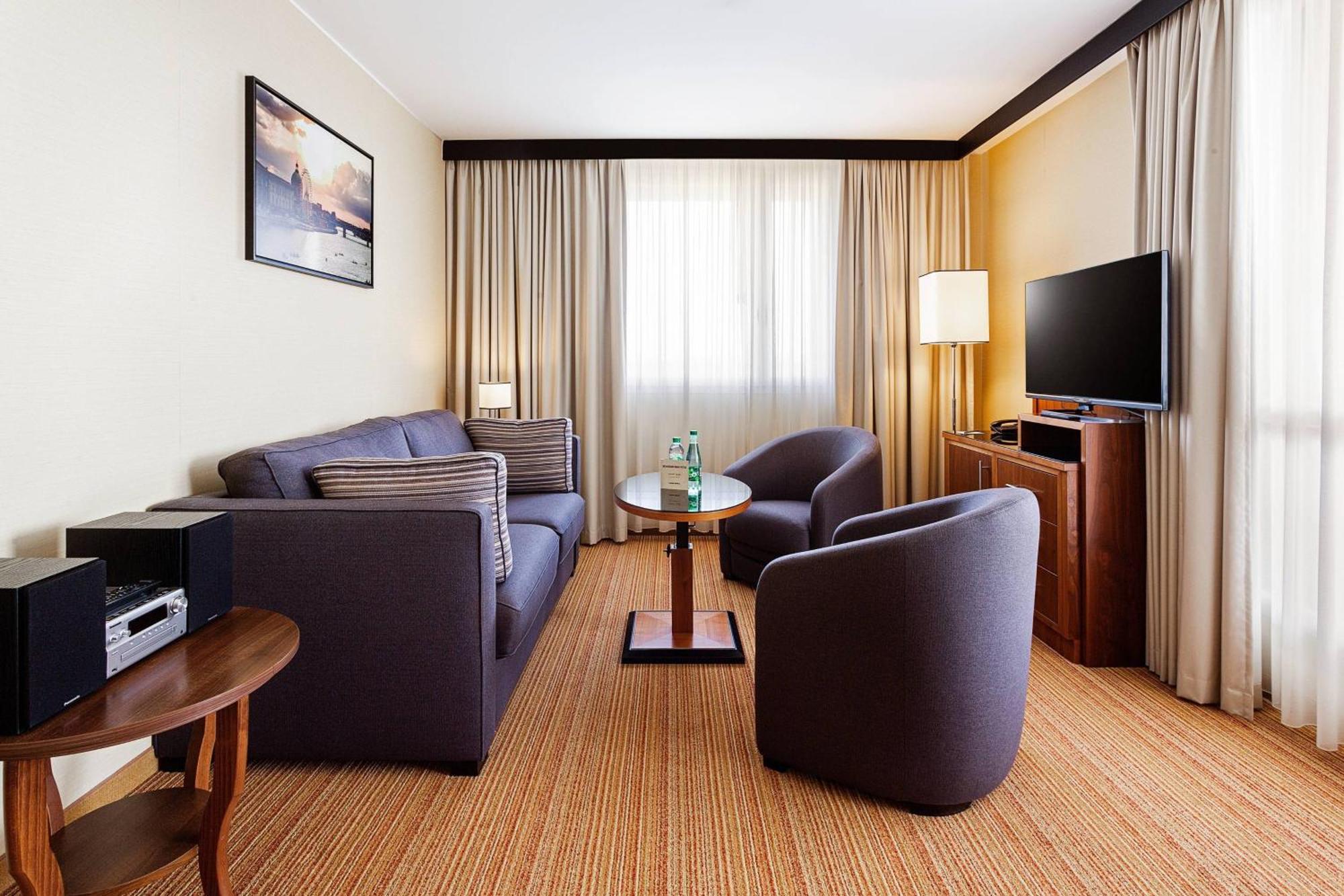 Courtyard By Marriott Airport