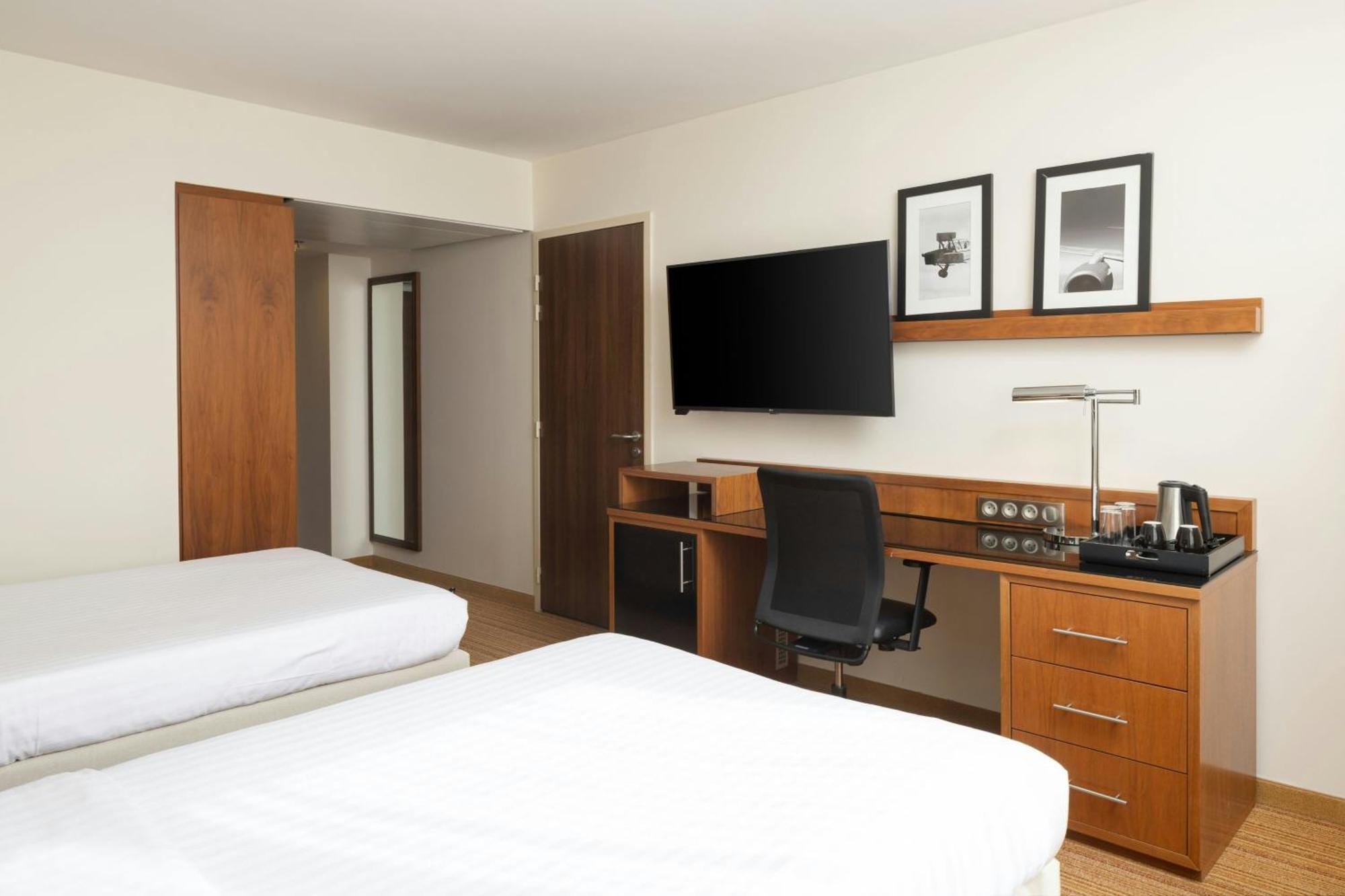 Hotel Courtyard By Marriott Airport
