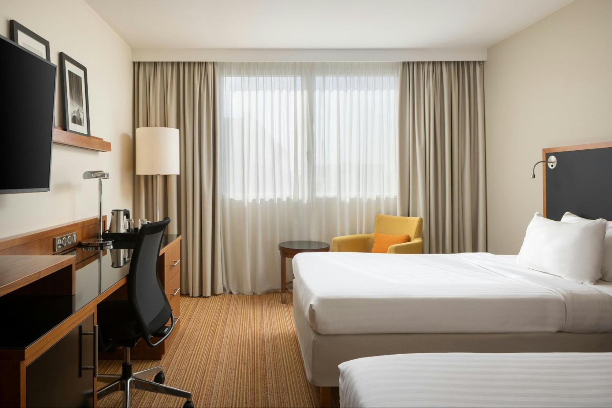 Courtyard By Marriott Airport